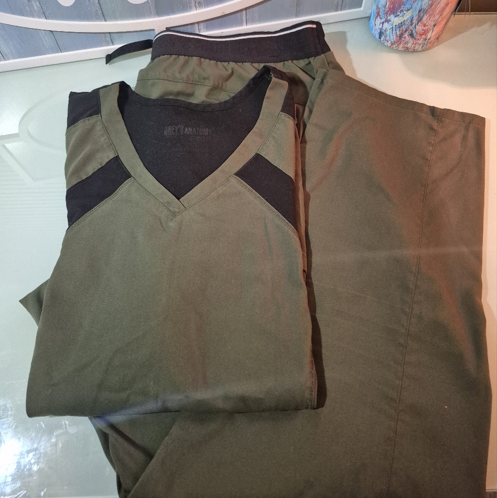 Carhartt and Greys scrub sets 2xl